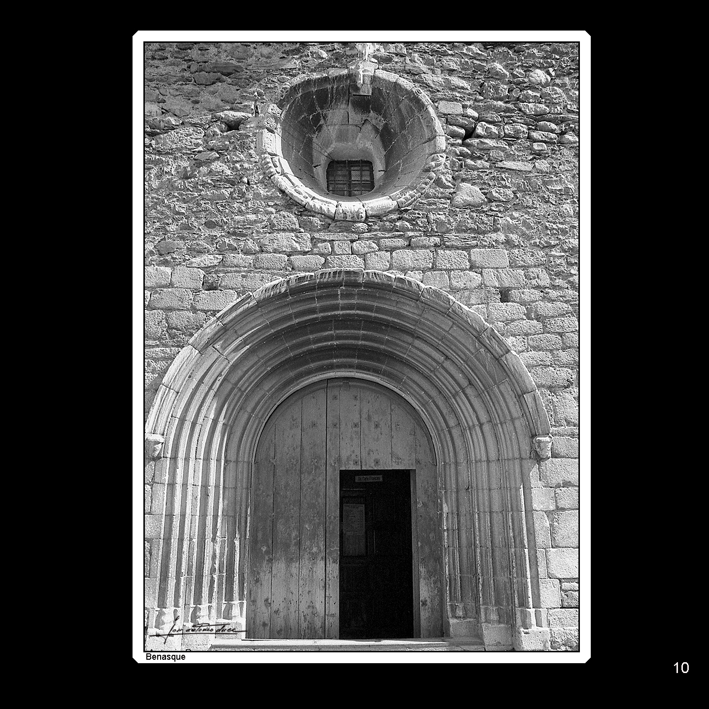 La portada románica de la iglesia parroquial de Benasque